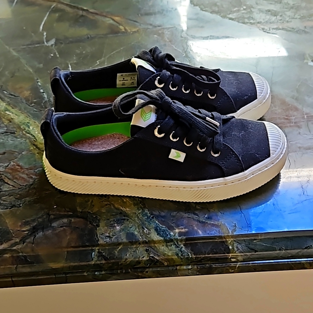 Cariuma sneakers - Picture 2 of 4